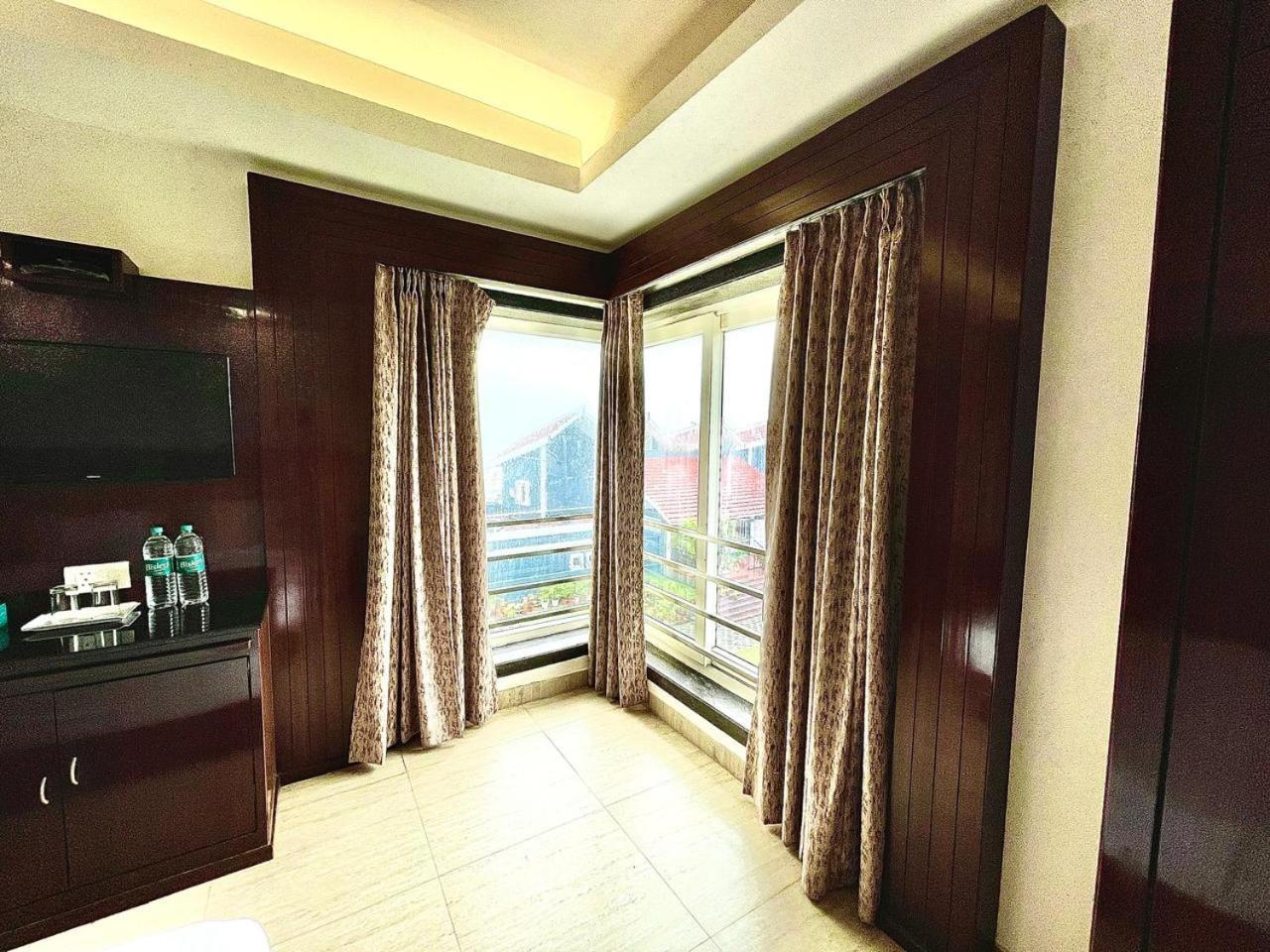 Gr Palace, In Front Of Sea-Beach With Breakfast, Swimming-Pool, Fully Air-Conditioned, Hotel With Parking Availability Puri Exterior foto