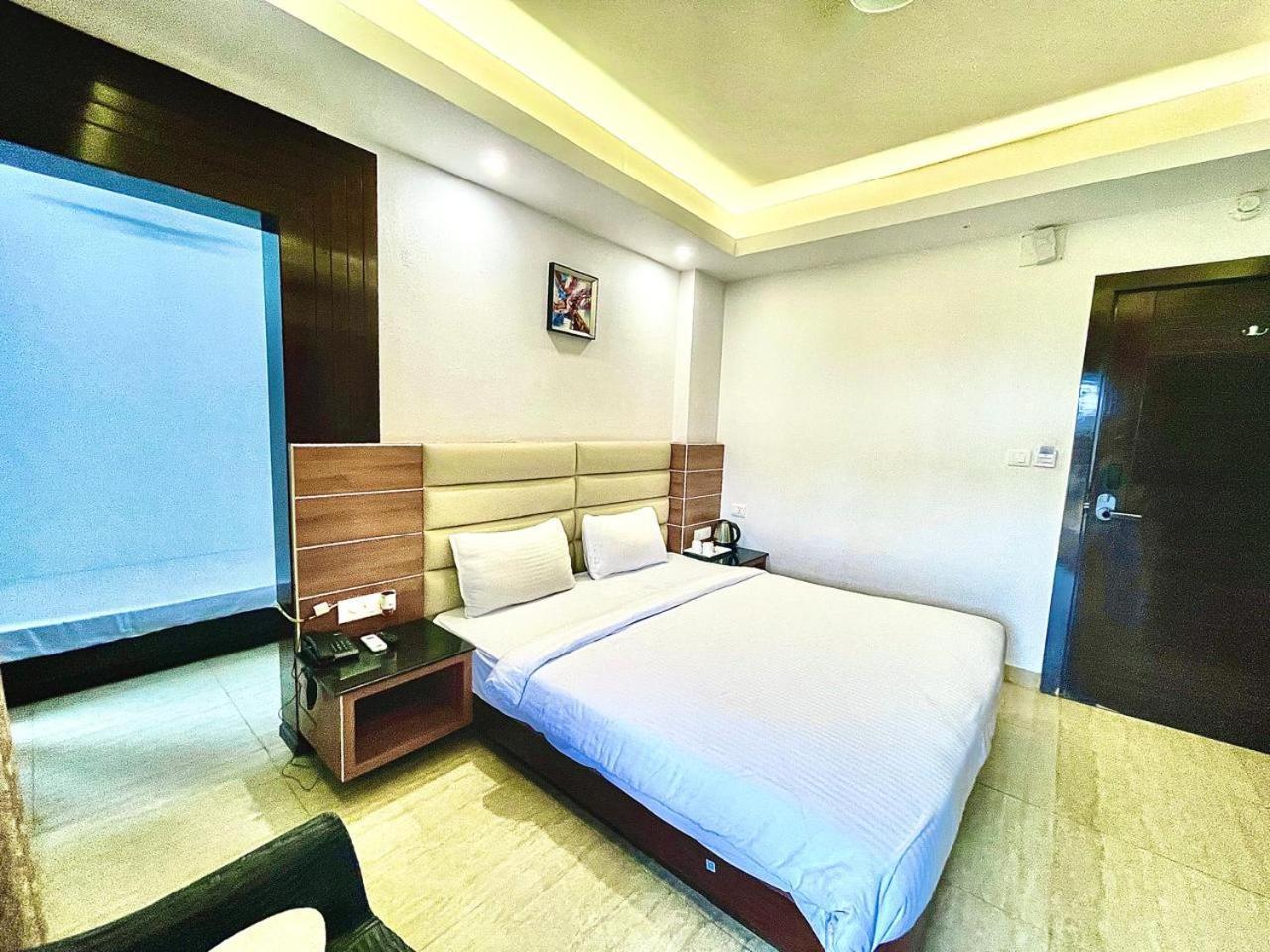 Gr Palace, In Front Of Sea-Beach With Breakfast, Swimming-Pool, Fully Air-Conditioned, Hotel With Parking Availability Puri Exterior foto