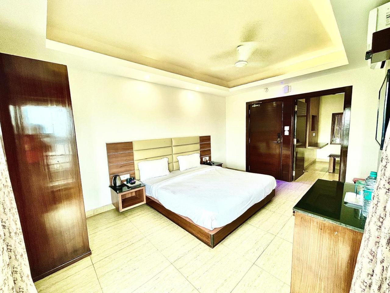 Gr Palace, In Front Of Sea-Beach With Breakfast, Swimming-Pool, Fully Air-Conditioned, Hotel With Parking Availability Puri Exterior foto