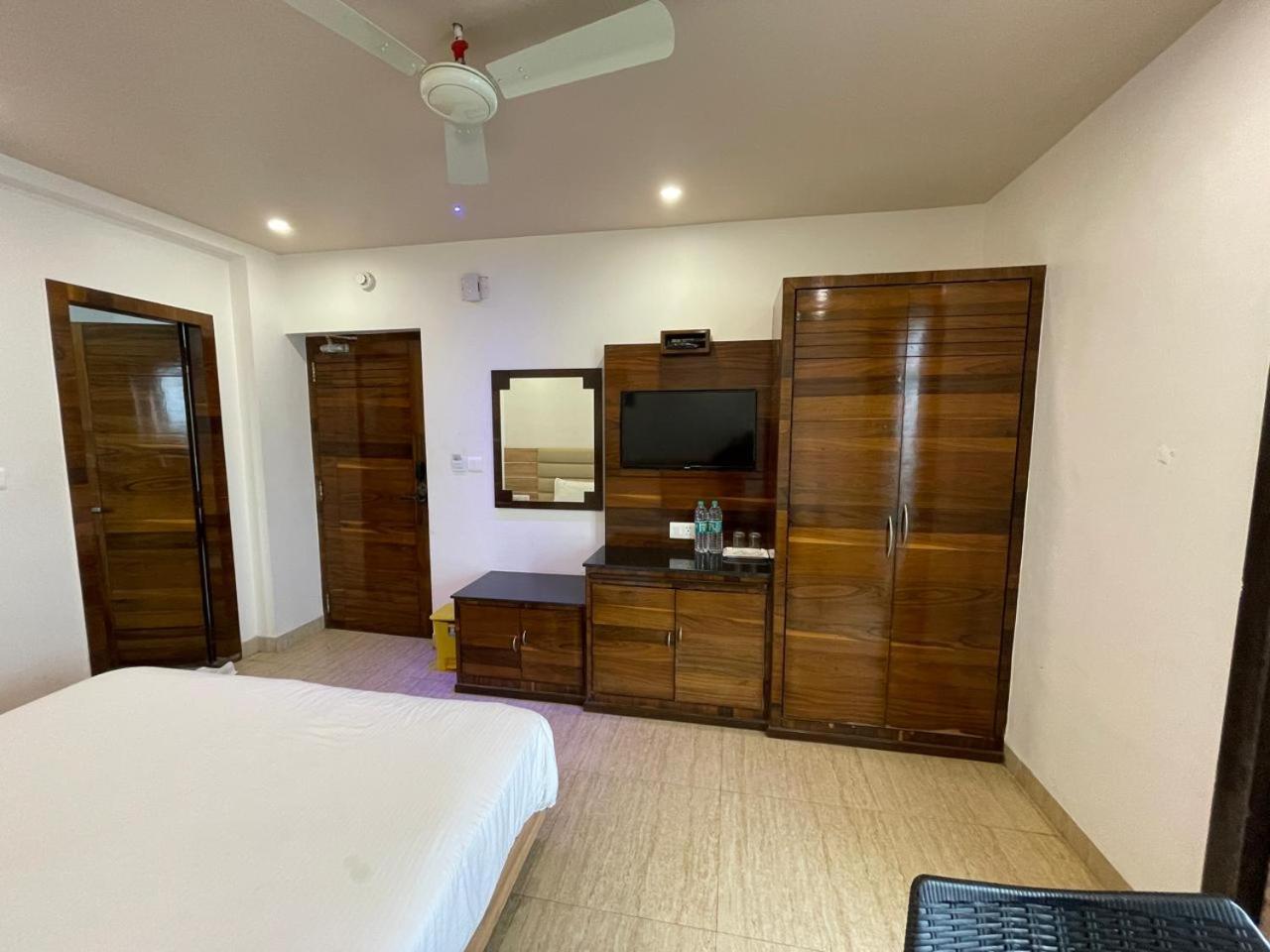 Gr Palace, In Front Of Sea-Beach With Breakfast, Swimming-Pool, Fully Air-Conditioned, Hotel With Parking Availability Puri Exterior foto